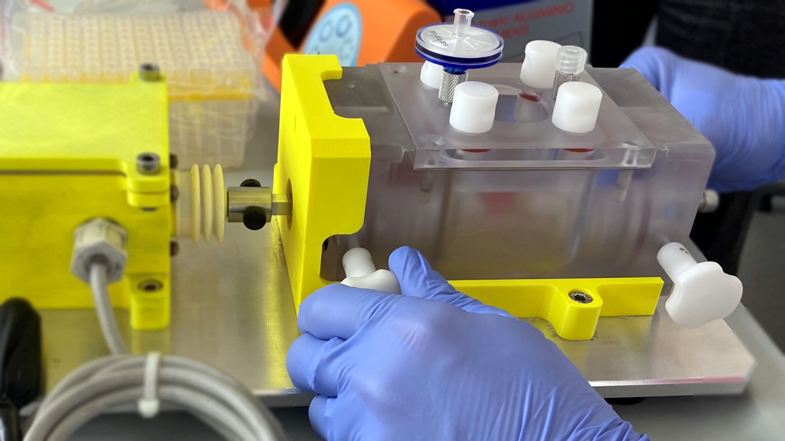 Bioreattore per stimolazione a trazione e bioreattore per tessuto osseo e in incubatore